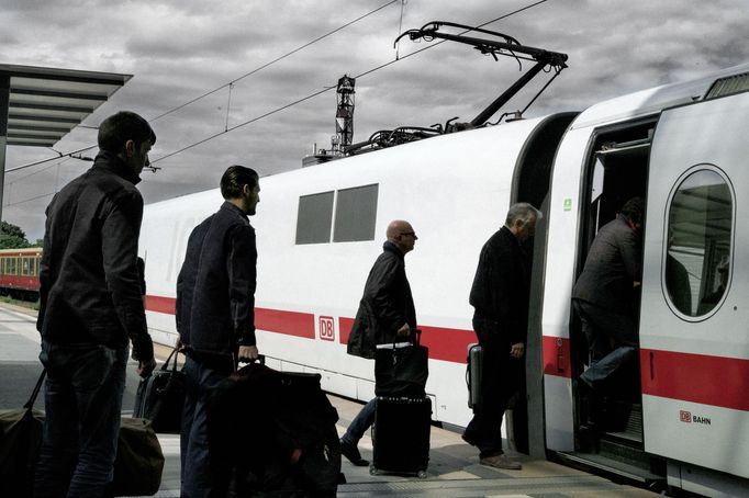 Na fotografiích Davida Gaberleho jsou lidé neostrými doplňky sklobetonových metropolí.