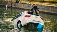 To ale bývá problém u aut s dvojitými skly. Jediné místo, kde nebývají, jsou páté dveře. Ale opustit auto zrovna tudy je extrémně obtížné.