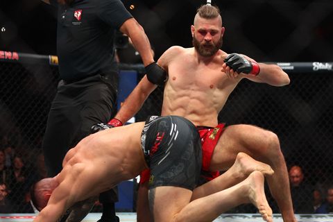 Jiří Procházka při souboji s Aleksandarem Rakičem v rámci UFC 300
