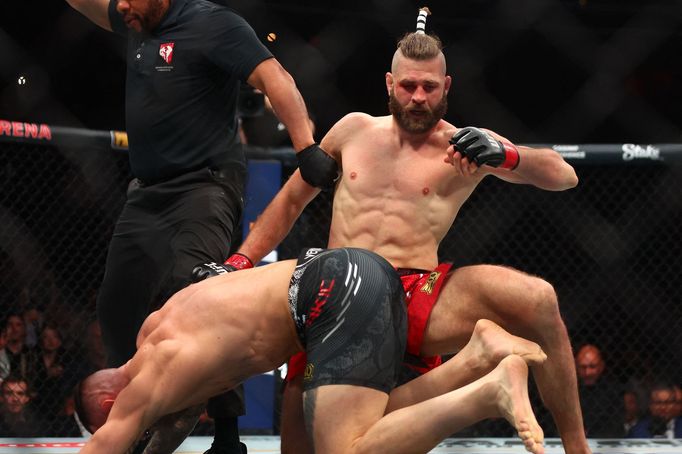 Jiří Procházka (v červených trenkách) při souboji s Aleksandarem Rakičem v rámci UFC 300