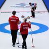 Zuzana Paulová a norský pár v zápase smíšených dvojic v curlingu Česko - Norsko na ZOH 2022