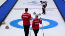 Zuzana Paulová a norský pár v zápase smíšených dvojic v curlingu Česko - Norsko na ZOH 2022