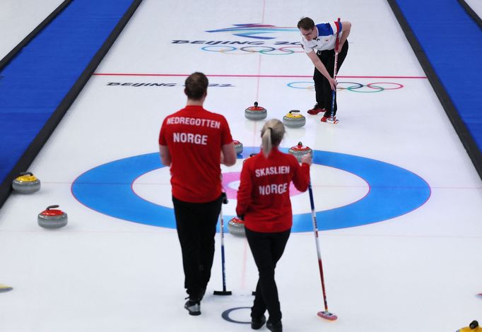 Zuzana Paulová a norský pár v zápase smíšených dvojic v curlingu Česko - Norsko na ZOH 2022