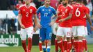 Euro 2016, Slovensko-Wales: smutný Marek Hamšík (17) sleduje radost Walesu