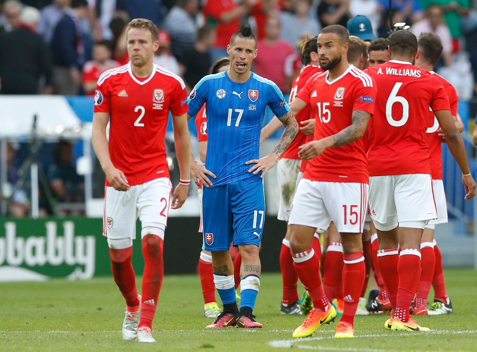 Euro 2016, Slovensko-Wales: smutný Marek Hamšík (17) sleduje radost Walesu
