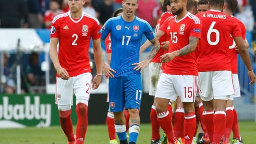 Euro 2016, Slovensko-Wales: smutný Marek Hamšík (17) sleduje radost Walesu