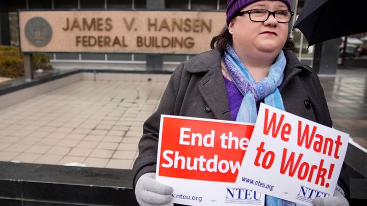 Shutdown paralyzuje USA: Úředníci bez výplaty dostávají konzervy, tratí i pivovary