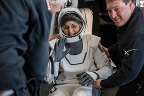 Šťastný konec vesmírné odysey. Uvízlí astronauti jsou zpátky na Zemi