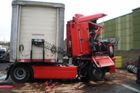 Nehoda kamionů zablokovala silnici u Hradce Králové