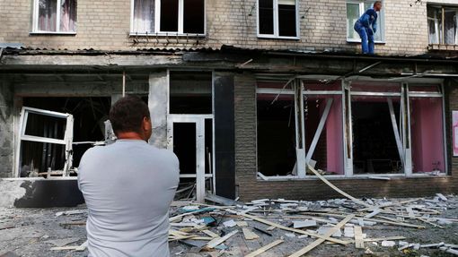 Následky ostřelování Makijivky na předměstí Doněcku. (19. srpna 2014)