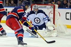 Pavelec má po roce čisté konto, Hertl se konečně trefil