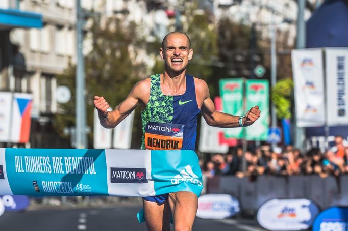 Němec Pfeiffer probíhá cílem Ústeckého maratonu