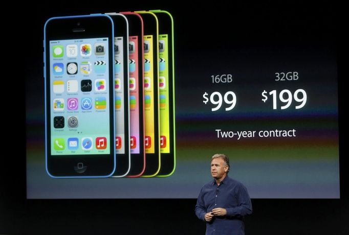 Viceprezident společnosti Apple Phil Schiller představuje nový iPhone 5C