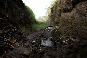 Alkohol i prášky na uklidnění. Fotograf zachytil, co zbylo v zákopech po útěku Rusů