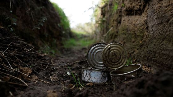 Alkohol i prášky na uklidnění. Fotograf zachytil, co zbylo v zákopech po útěku Rusů