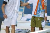 Andy Roddick (vlevo) měl postup do semifinále Australian Open usnadněný: Novaka Djokoviče zničilo vedro a musel zápas vzdát.
