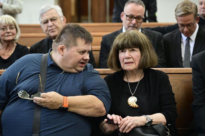 Rozloučení s hercem Jiřím Krampolem se konalo v pátek ve smuteční síni strašnického krematoria v Praze. Rozloučit se přišla i herečka Uršula Kluková.