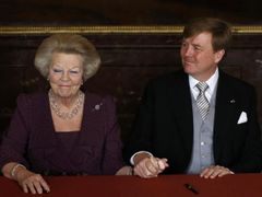 Willem-Alexander drží královnu Beatrix za ruku během slavnostní ceremonie.