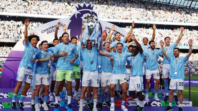 Fotbalisté Manchesteru City s trofejí pro vítěze Premier League