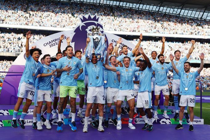 Fotbalisté Manchesteru City s trofejí pro vítěze Premier League