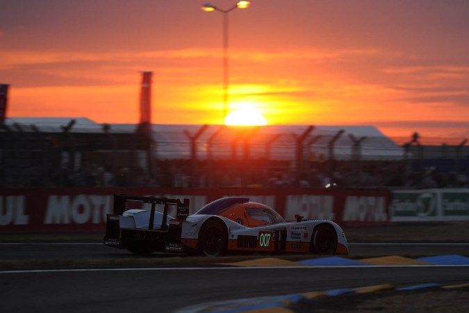 Aston Martin posádky Tomáše Engeho a Jana Charouze na trati v Le Mans.