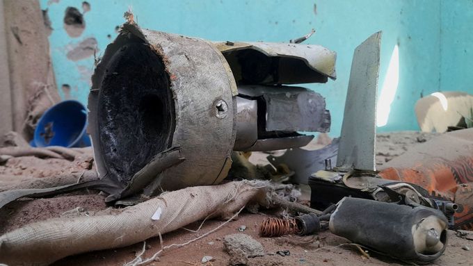 Trosky dron polovojenských Jednotek rychlé podpory (RSF), který v sobotu zabil nejméně 30 lidí v západosúdánském Dárfúru v uprchlickém centru ve městě Fášir.