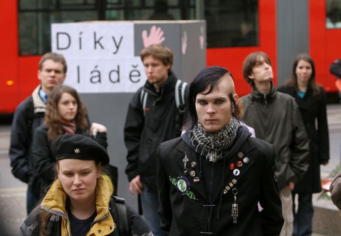 Před úřadem vlády se sešli především studenti nejrůznějších pražských fakult.