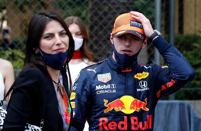 Max Verstappen s přítelkyní Kelly Piquetovou slaví vítězství ve VC Monaka formule 1 2021