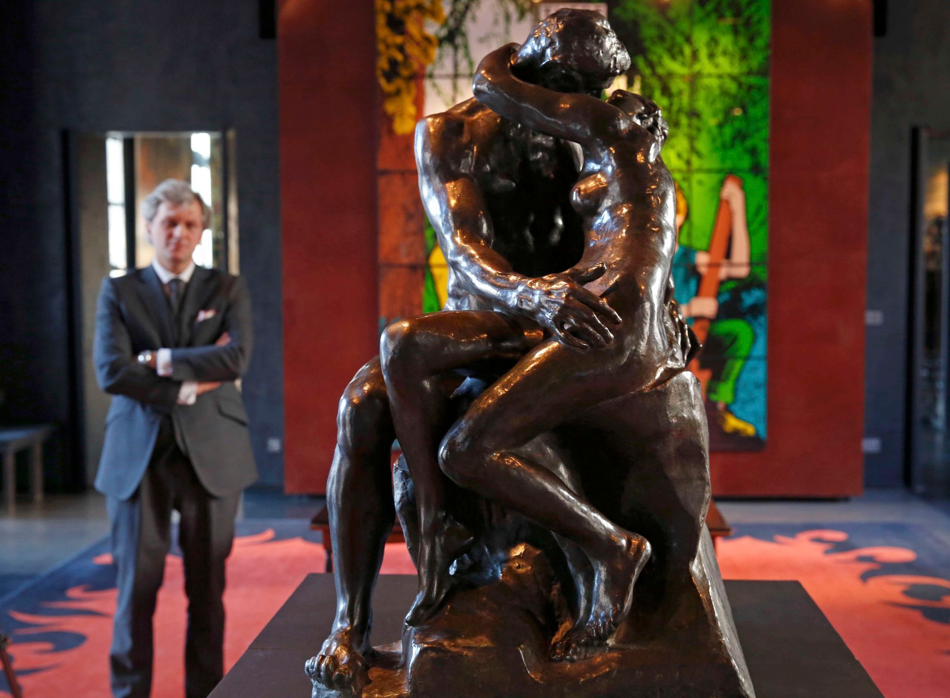 Bronzový odlitek slavné sochy Polibek francouzského sochaře Augusta Rodina.