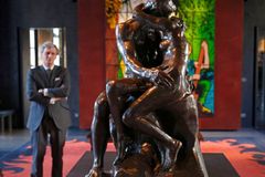 Odlitek Rodinova Polibku se na aukci v Paříži prodal za rekordní cenu