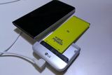 Druhý nejzajímavější telefon v Barceloně ukázalo LG. LG G5 je první modulární telefon na trhu. Po stisku tlačítka lze odpojit spodní část telefonu pod displejem a vyměnit ji, spolu s baterií, za jinou. LG nejprve nabídne fotografickou rukojeť s přídavnou baterií a hi-fi sluchátkový zesilovač vyvinutý ve spolupráci s audiofilskou značkou Bang & Olufsen, a pak se uvidí. Jinak se LG drží svých povedených displejů s vysokým rozlišením 2560x1440 a jako procesor použije Snapdragon 820.