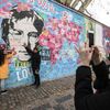 Lennonova zeď po třech měsících od malování - turisté, graffiti