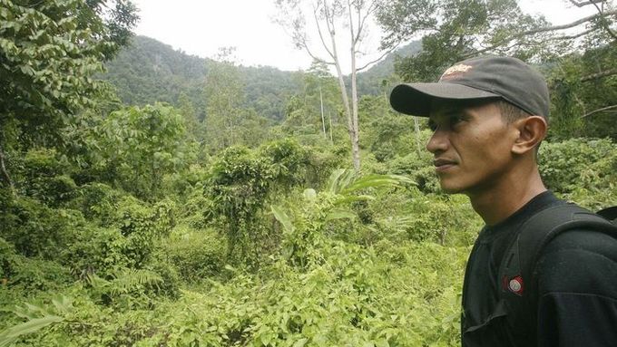 Marjuni Ibrahim kdysi v džungli bojoval proti vládním jednotkám. Konflikt na Acehu patří minulosti - bývalý povstalec dnes skrz prales vodí turisty