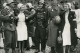 Praha-Smíchov, 6. května 1945. Vojáci samostatného průzkumného oddílu ROA na Albrechtově (Štefánikově) náměstí před Smíchovskými (Štefánikovými) kasárnami byli přivítáni sestrami z nemocnice českého vládního vojska.