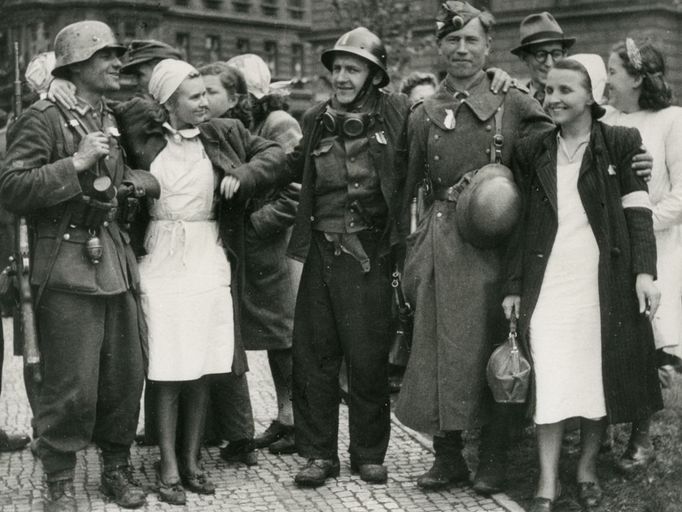 Praha-Smíchov, 6. května 1945. Vojáci samostatného průzkumného oddílu ROA před Smíchovskými kasárnami byli přivítáni sestrami z nemocnice českého vládního vojska.