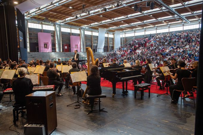 Festival sem musel dočasně přestěhovat hlavní scénu kvůli generální opravě litomyšlského zámku. Uvnitř stadionu vyrostla nová dočasná síň se svažitým hledištěm.