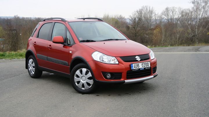 Ojeté Suzuki SX4: Outdoorový švihák, který spustil lavinu, má pořád cenu zlata