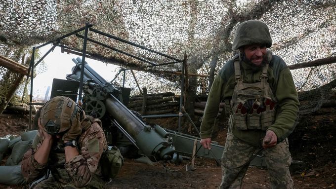 Ukrajinští vojáci ostřelují ruské pozice nedaleko frontové linie u Pokrovsku. 15.10. 2025 / Reuters
