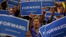 Delegates wave campaign signs during the first session of the Democratic National Convention in Charlotte, North Carolina, September 4, 2012. REUTERS/Jessica Rinaldi (UNITED STATES - Tags: POLITICS ELECTIONS) Published: Zář. 5, 2012, 2:35 dop.