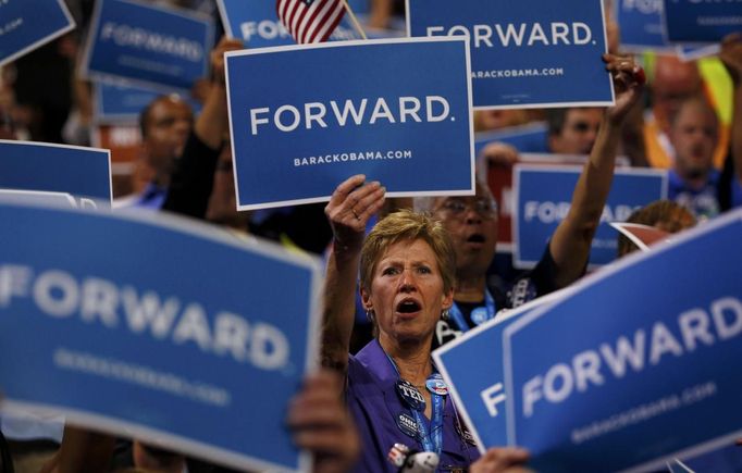 Delegates wave campaign signs during the first session of the Democratic National Convention in Charlotte, North Carolina, September 4, 2012. REUTERS/Jessica Rinaldi (UNITED STATES - Tags: POLITICS ELECTIONS) Published: Zář. 5, 2012, 2:35 dop.