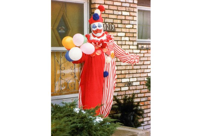 John Gacy (druhý zleva) s první manželkou Marlynn na vánočním večírku organizace Jaycees ve Waterloo, Iowa, v roce 1967. Kolorováno