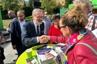 "Chcete mně jednu vrazit?" zeptal se Fiala na mítinku kritika. Nakonec mu podal ruku