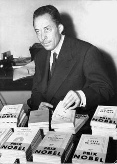 Albert Camus v roce 1957 poté, co obdržel Nobelovu cenu za literaturu.