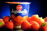 Reklama na jogurt Zott Jogobella s „extra velkými kousky ovoce“ z roku 1998.