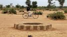 A man rides past the well where the bodies of suspected Islamist rebels, according to UN director of Human Rights Watch, Philippe Bolopion, had been dumped in Sevare January 28, 2013. Rights groups are worried ethnic reprisals will spread as parts of the north are retaken by Malian and French troops. REUTERS/Eric Gaillard (MALI - Tags: CIVIL UNREST CONFLICT) Published: Led. 28, 2013, 11:24 dop.