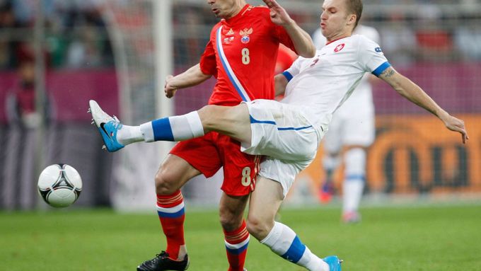 Michal Kadlec brání ruského hráče během utkání Ruska s Českou republikou na Euru 2012.