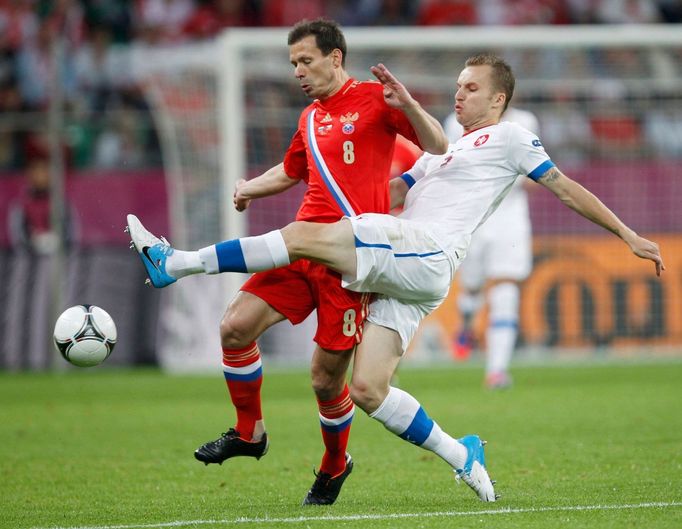 Michal Kadlec brání ruského hráče během utkání Ruska s Českou republikou na Euru 2012.