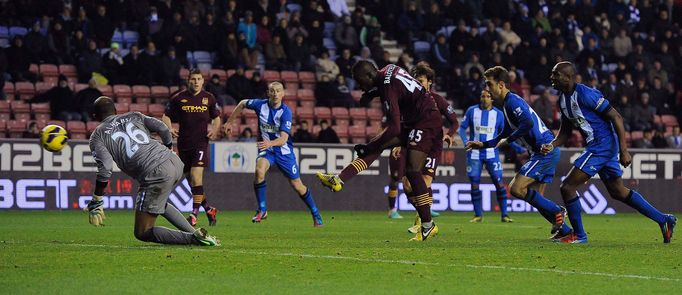 Wigan - Manchester City (pálí Mario Balotelli)