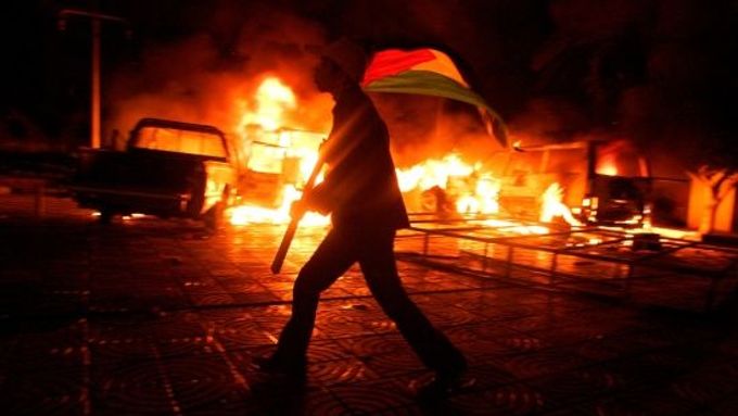 Příznivci Fatahu včera v Gaze zapalovali auta a stříleli do vzduchu na protest proti vítězství Hamasu