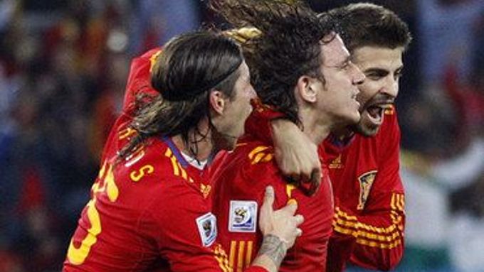 Takhle se Španělé radovali, když vyřadili Němce na MS 2010. Porazili je i ve finále Eura 2008. Co letos?